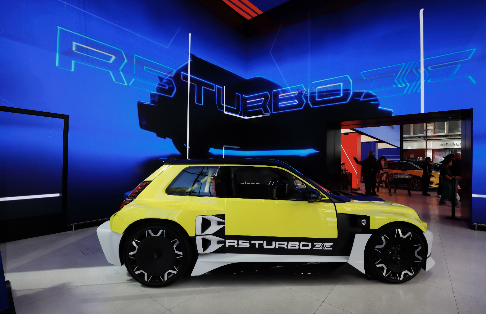 Meet the agency behind the activation: ADVANTGARDE and Renault